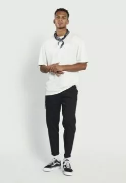 Redefined Rebel Lee Cropped PantsPantaloniBlack Uomo Pantaloni R0622E00V-Q11 -Redefined Rebel Negozio 192864e8ae6a44bdbf112e5329048587