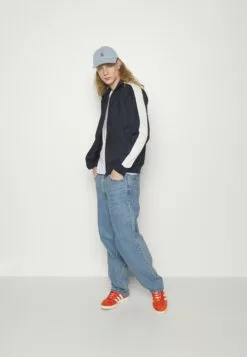 Prima pagina -Redefined Rebel Negozio 1cf2fdaf68614903b37ef36c532d6563