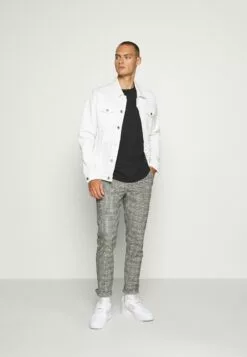 Prima pagina -Redefined Rebel Negozio 478861f3f7184378b07362567b7e7984