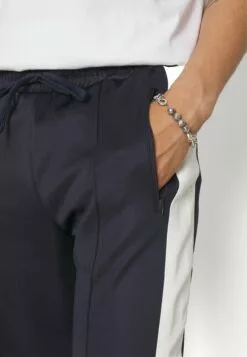 Redefined Rebel Rrluka PantsPantaloni SportiviNavy Uomo Pantaloni R0622E04X-K11 -Redefined Rebel Negozio 504dce98f6ba4a4b9136f5656907725d