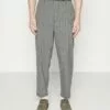 Redefined Rebel Travis PantsPantaloniGrey/White Uomo Pantaloni R0622E055-T13