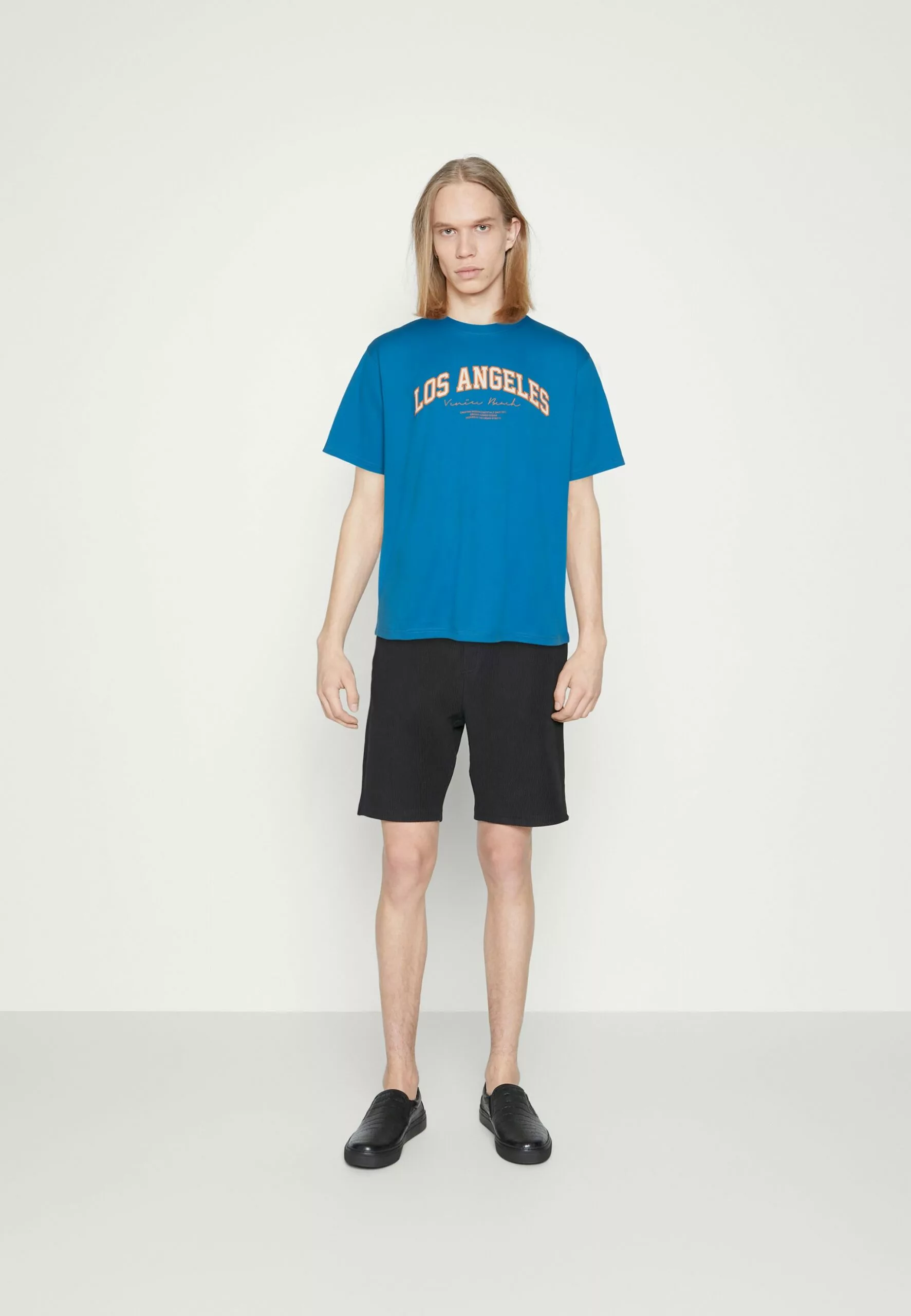 Redefined Rebel Rrsago TeeT-Shirt Con StampaBlue Aster Uomo T-shirt E Polo R0622O04W-K11 2 Redefined Rebel Rrsago TeeT-Shirt Con StampaBlue Aster Uomo T-shirt E Polo R0622O04W-K11 - immagine 2