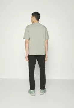 Redefined Rebel Rraugust PantsChinoBlack Uomo Pantaloni R0622E04T-Q11 -Redefined Rebel Negozio 74b5ceb2b5054499bbdd6d9181ef2f3c