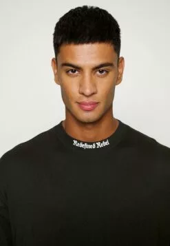 Redefined Rebel Otis Tee - T-Shirt Con Stampa - Black -Redefined Rebel Negozio 7fa663b933c04b1fa69bc454e458c576