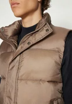 Redefined Rebel Charlie BodywarmerSmanicatoWalnut Uomo Giacche R0622T04Z-O11 -Redefined Rebel Negozio 9f8971ca1d504d279d053db95988189a