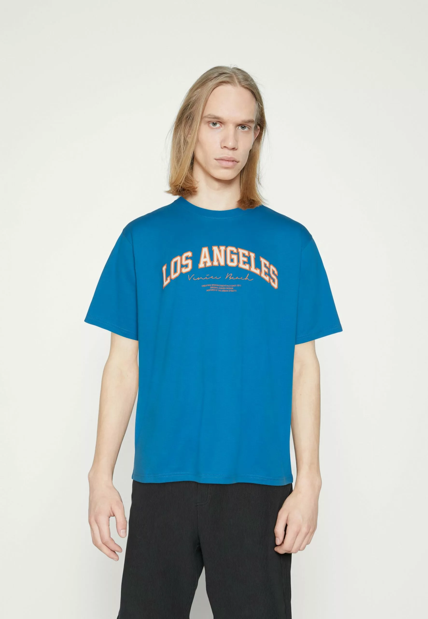 Redefined Rebel Rrsago TeeT-Shirt Con StampaBlue Aster Uomo T-shirt E Polo R0622O04W-K11 1 Redefined Rebel Rrsago TeeT-Shirt Con StampaBlue Aster Uomo T-shirt E Polo R0622O04W-K11